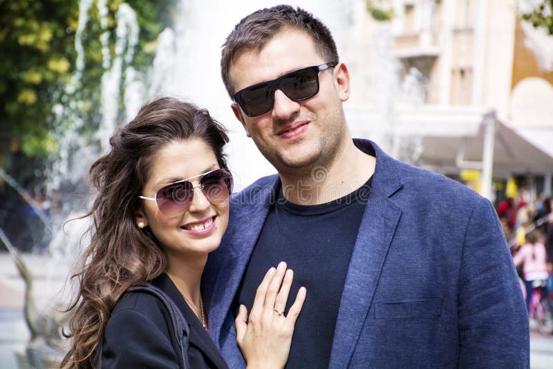Beaux jeunes couples souriant et étreignant extérieur image libre de droits Beaux jeunes couples souriant et étreignant extérieur image libre de droits