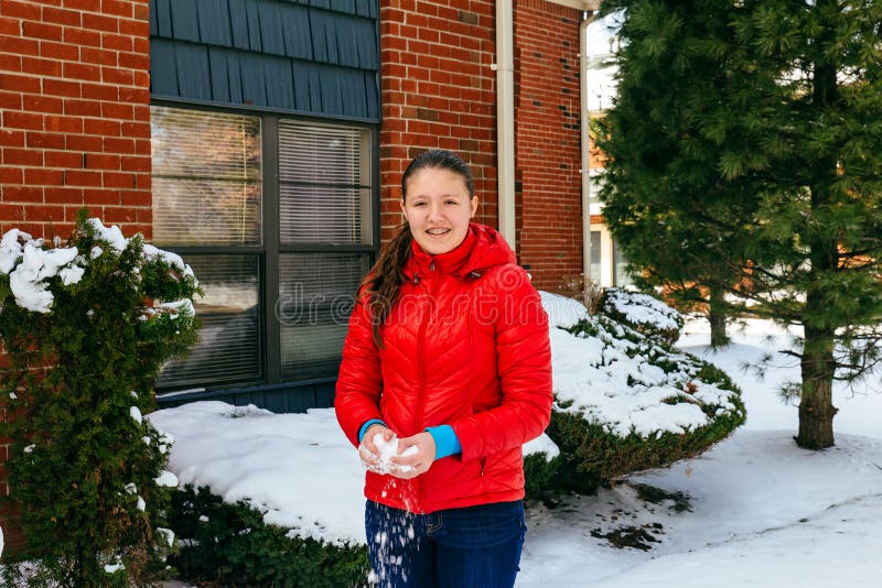 Beaux jeunes souriant heureusement comme elle marche par hivernal photo stock Beaux jeunes souriant heureusement comme elle marche par hivernal photo stock