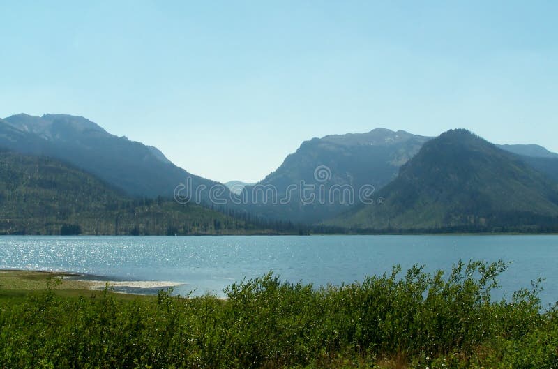 Download Beaux lac et montagnes photo stock. Image du zone, stationnement - 45356348