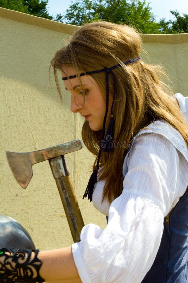 Beaux longs cheveux et hache de fille médiévale image libre de droits Beaux longs cheveux et hache de fille médiévale image libre de droits