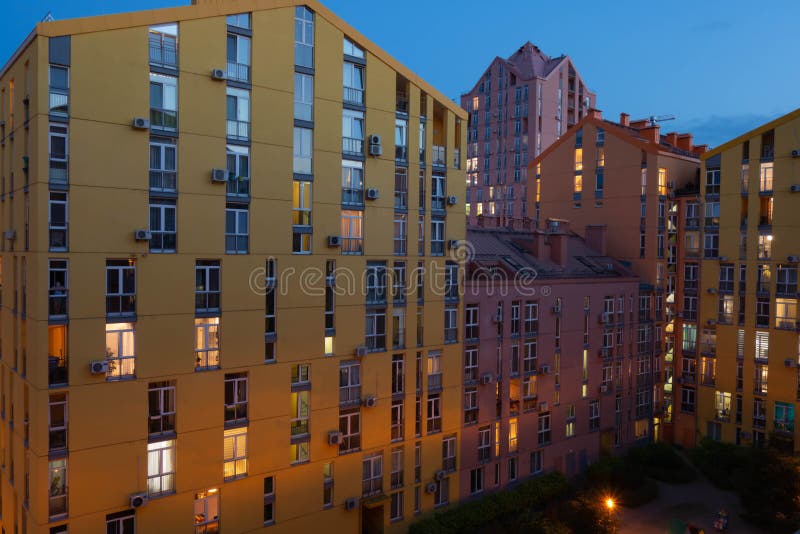 Beaux modernes peinture pour b?timents dans des couleurs lumineuses Tir de nuit Beaux ciel bleu et nuages photos stock Beaux modernes peinture pour b?timents dans des couleurs lumineuses Tir de nuit Beaux ciel bleu et nuages photos stock