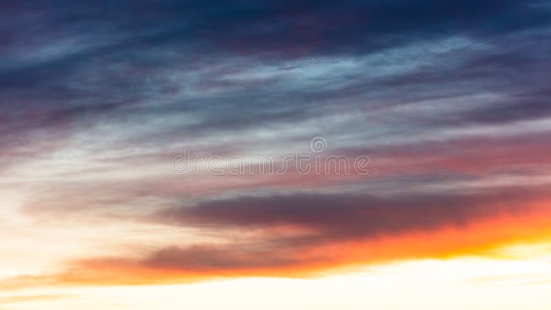 Beaux nuages au coucher du soleil comme fond abstrait image stock Beaux nuages au coucher du soleil comme fond abstrait image stock