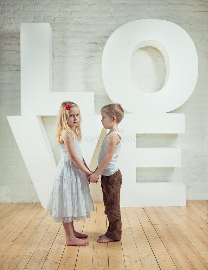 Beaux petite fille et gar?on - amour photo libre de droits Beaux petite fille et gar?on - amour photo libre de droits