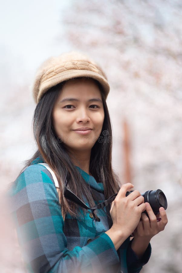Beaux portrait et Cherry BlossomSakura asiatiques de femme photo stock Beaux portrait et Cherry BlossomSakura asiatiques de femme photo stock