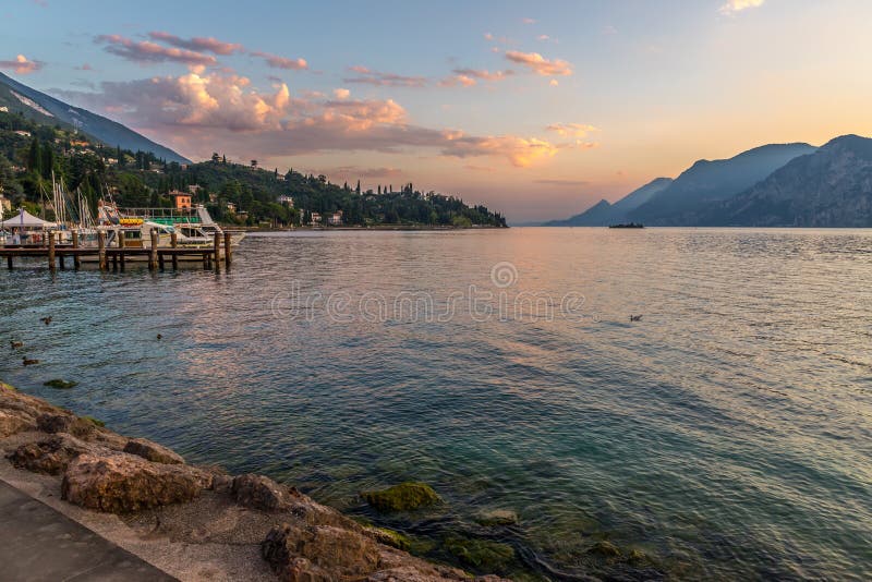 Beaux vacances et coucher du soleil chez lago di garda, Italie photos stock Beaux vacances et coucher du soleil chez lago di garda, Italie photos stock