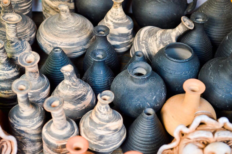 Beaux vieux appareils de cuisine de poterie traditionnelle naturelle d'argile, plats, cruches, vases, pots, tasses Le fond image libre de droits Beaux vieux appareils de cuisine de poterie traditionnelle naturelle d'argile, plats, cruches, vases, pots, tasses Le fond image libre de droits