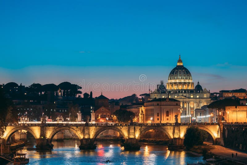 Beaux vieux hublots à Rome (Italie) Basilique papale de pont de St Peter In The Vatican And Aelian dans même des illuminations de