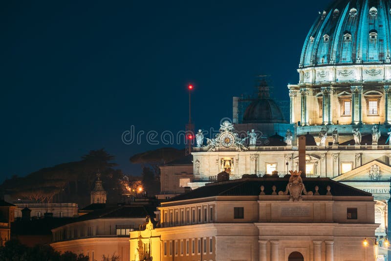 Beaux vieux hublots à Rome (Italie) Horloge sur la façade de la basilique papale de St Peter In The Vatican photographie stock libre de droits Beaux vieux hublots à Rome (Italie) Horloge sur la façade de la basilique papale de St Peter In The Vatican photographie stock libre de droits