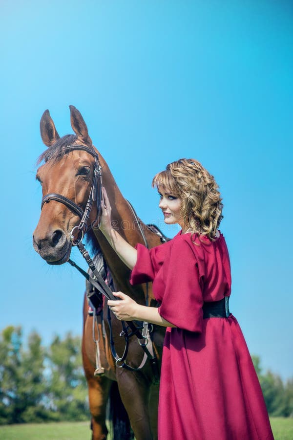Beaux womanl et cheval de Yong photos stock Beaux womanl et cheval de Yong photos stock