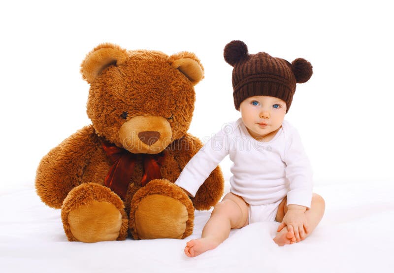 Bebé Con El Juguete Grande Del Oso De Peluche En Blanco Foto de archivo - Imagen de blanco, bebé: 68912634
