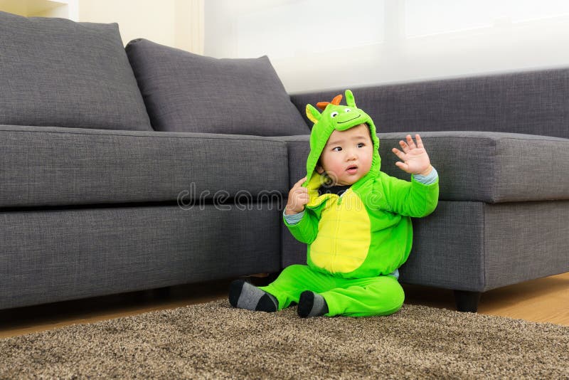 Bebé Con El Traje Del Partido De Halloween Del Dinosaurio Foto de archivo -  Imagen de juego, lindo: 37926810