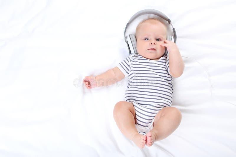 Mathis Cámara admirar Bebé con los auriculares foto de archivo. Imagen de persona - 131527726