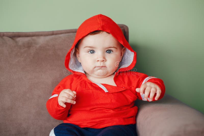 Bebé Con Los Azules, La Camisa Roja De La Sudadera Con Del Deporte Que Y Los Pantalones Del Chándal Imagen de archivo - Imagen de ropas, rojo: 122234379