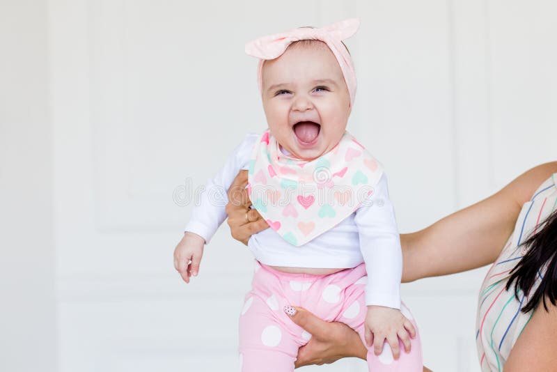 Bebé De 6 Meses Infantil Sonriente Del Bebé Niña Linda En Ropa Moderna Bebé  Feliz Que Mira La Cámara Imagen de archivo - Imagen de infancia, hermoso:  126336715