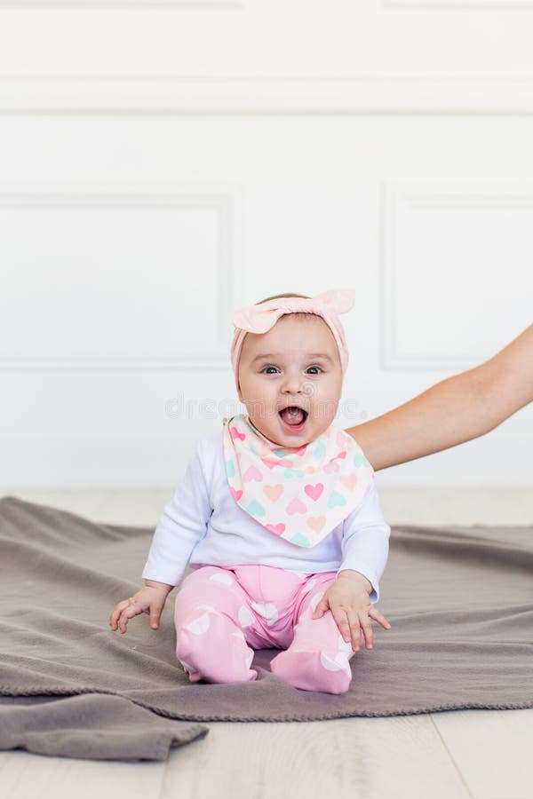 Bebé De 6 Meses Infantil Sonriente Del Bebé Niña Linda En Moderna Bebé Feliz Que Mira La Cámara Foto de archivo - de cama, persona: 125929708