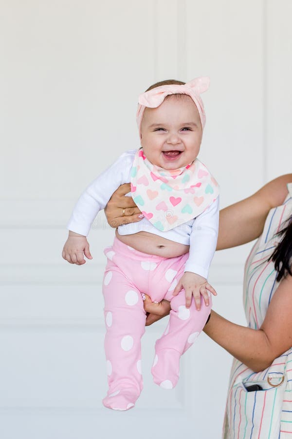 Bebé De 6 Meses Infantil Sonriente Del Bebé Niña Linda En Ropa Moderna Bebé  Feliz Que Mira La Cámara Foto de archivo - Imagen de cama, persona:  125929708