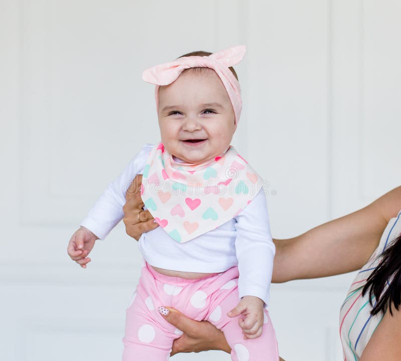 Bebé De 6 Meses Infantil Sonriente Del Bebé Niña Linda En Ropa Bebé Feliz Que Mira La Cámara Imagen de archivo - Imagen de infancia, hermoso: 126336715