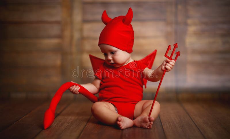Bebé Divertido En El Traje De Halloween Del Diablo En Fondo De Madera Foto de archivo - Imagen de retrato, gente: 76800090 Bebé Divertido En El Traje De Halloween Del Diablo En Fondo De Madera Foto de archivo - Imagen de retrato, gente: 76800090