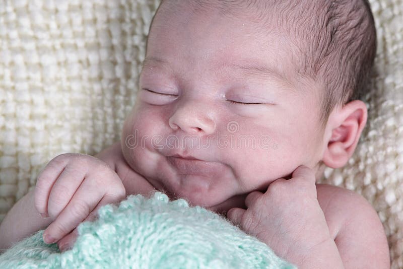 Bebé Recién Nacido Envuelto Para Arriba En Una Manta Imagen de archivo -  Imagen de sombrero, durmiendo: 31717099