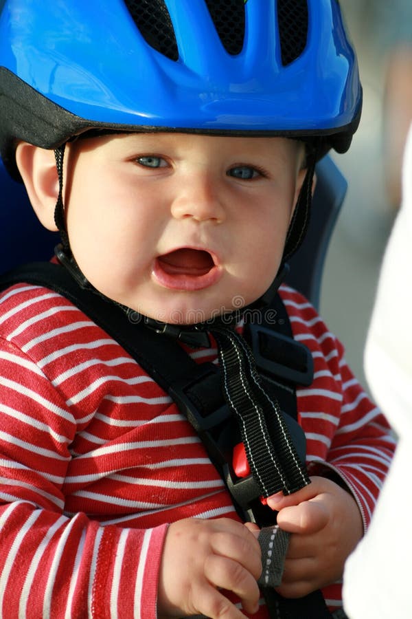 Bebé En Casco Que Aprende Montar En La Bici Foto de archivo - Imagen de  equilibrio, disfrutar: 16931588