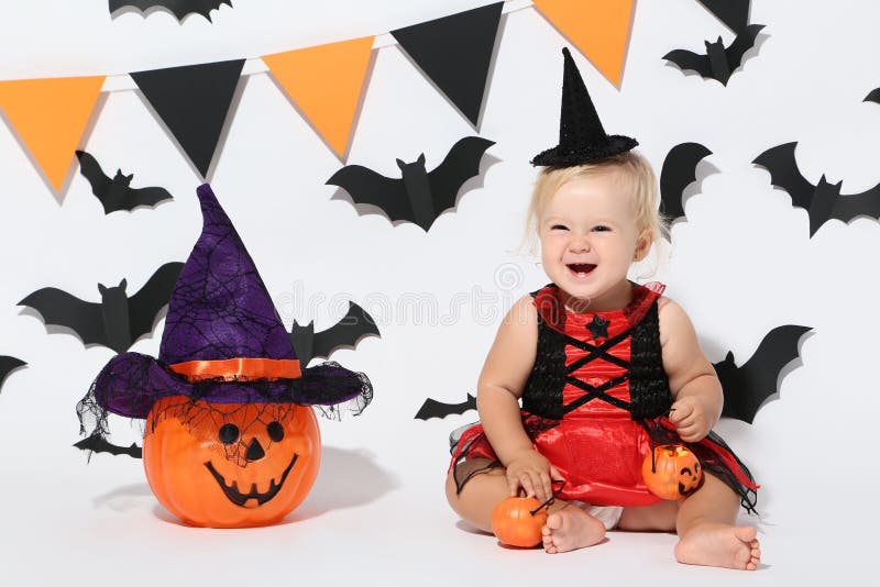 Bebé En El Traje De Halloween Imagen de archivo - Imagen de hembra,  persona: 126655547
