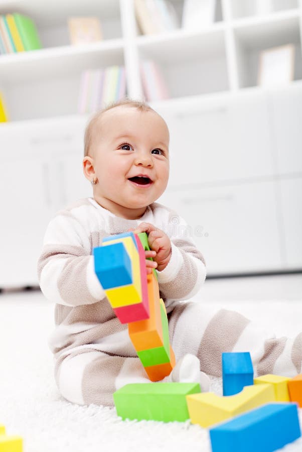 Crianças Felizes Jogando Bolas No Cesto De Plástico Imagem de Stock -  Imagem de colorido, atividade: 220991259