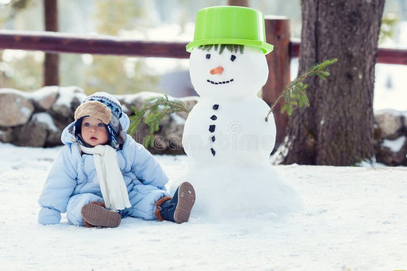 Bebé Jugando Con El Mono De Nieve El De Invierno. Tiempo Navidad Imagen de archivo - de cabrito, exterior: 204214351