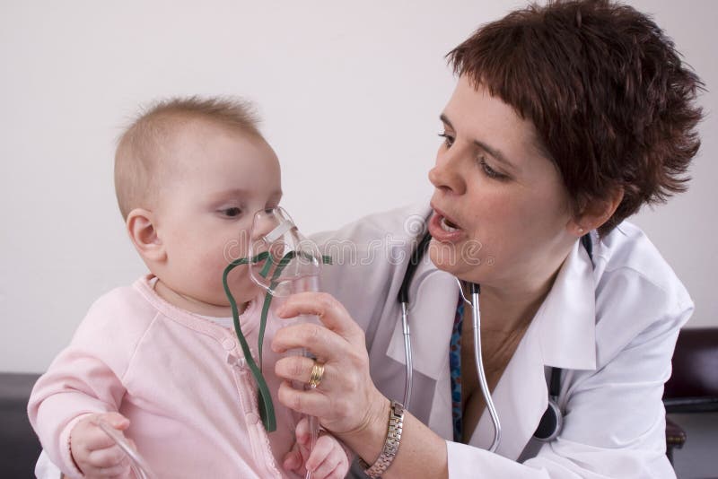 Bebé Que Consigue El Tratamiento Del Nebulizador Imagen de archivo - Imagen  de examen, infante: 4190621