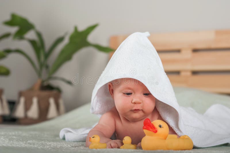 Bebé Recién Nacido Con Toalla Blanca. Bebé Y Baño. Pequeños Patos De Baño  Para Niños Imagen de archivo - Imagen de pato, feliz: 190990397