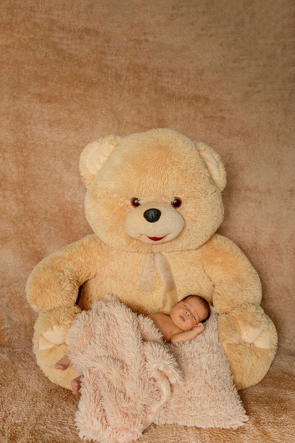 Poco lindo bebé recién nacido con osos de peluche Fotografía de stock -  Alamy