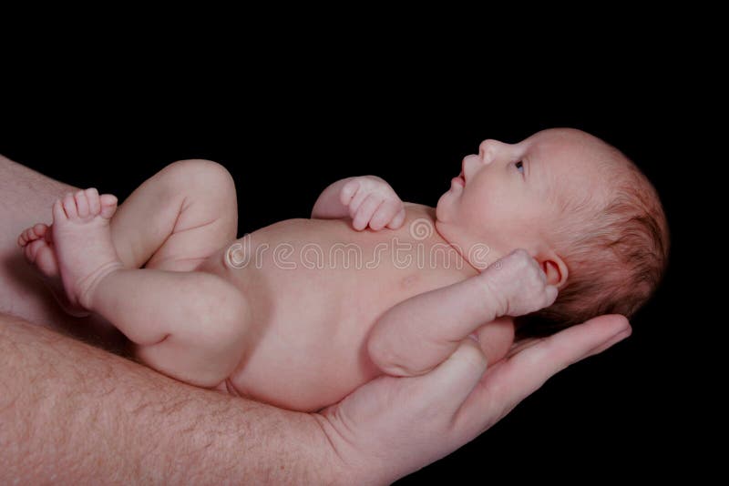 Bebe Recien Nacido Detenido En Los Brazos De Su Papa Foto De Archivo Imagen De Despreocupado Abrazo Bebe Recien Nacido Detenido En Los Brazos De Su Papa Foto De Archivo Imagen De Despreocupado Abrazo