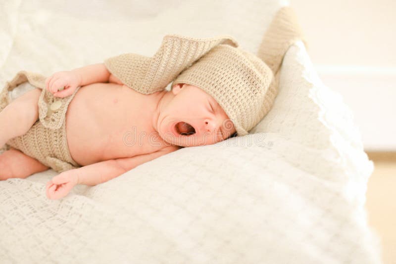 Bebé Recién Nacido, Dormido Y De Crochet Foto de archivo - Imagen de inocencia: 161968644