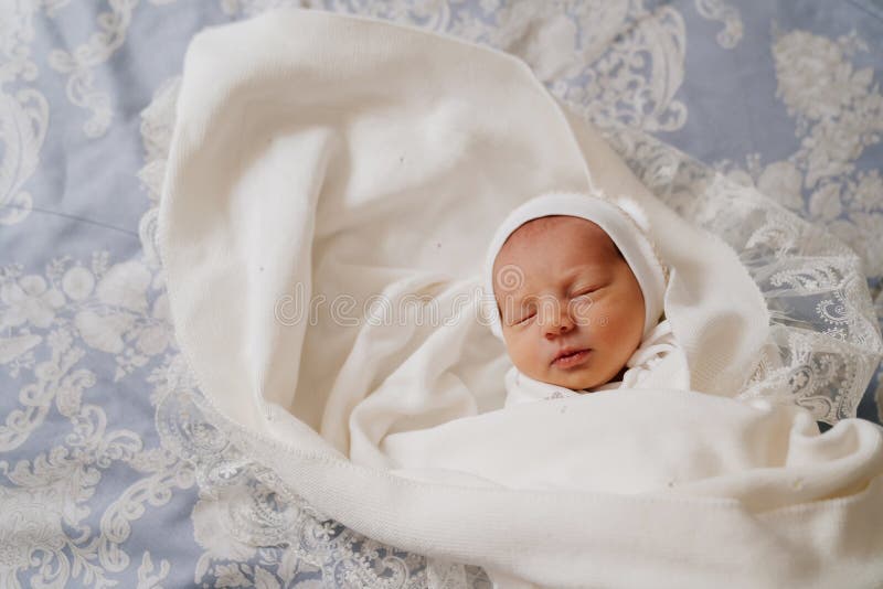 Bebé Recién Nacido Duerme En Ropa Vestimenta Para El Alta Imagen de - Imagen de lindo, traje: 221304779