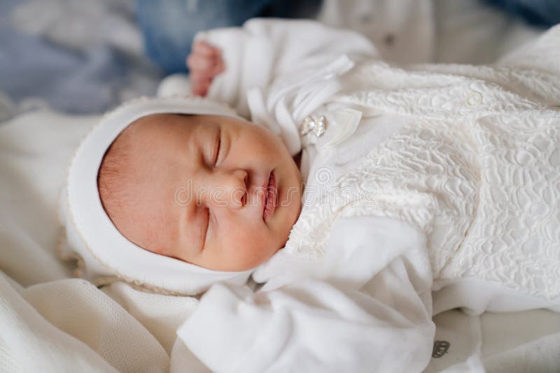 Multa excitación orden Bebé Recién Nacido Duerme En Ropa Blanca. Vestimenta Para El Alta  Hospitalaria. Imagen de archivo - Imagen de muchacha, nacimiento: 223755181