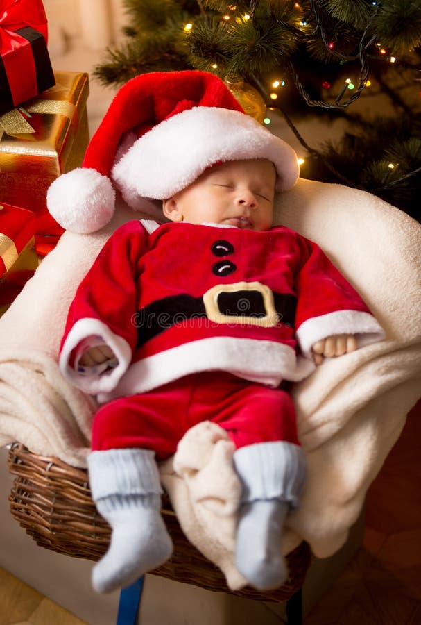 Bebé Recién Nacido En El Traje De Santa Claus Que Duerme En Cesta Imagen de archivo - Imagen fondo, poco: 62767391