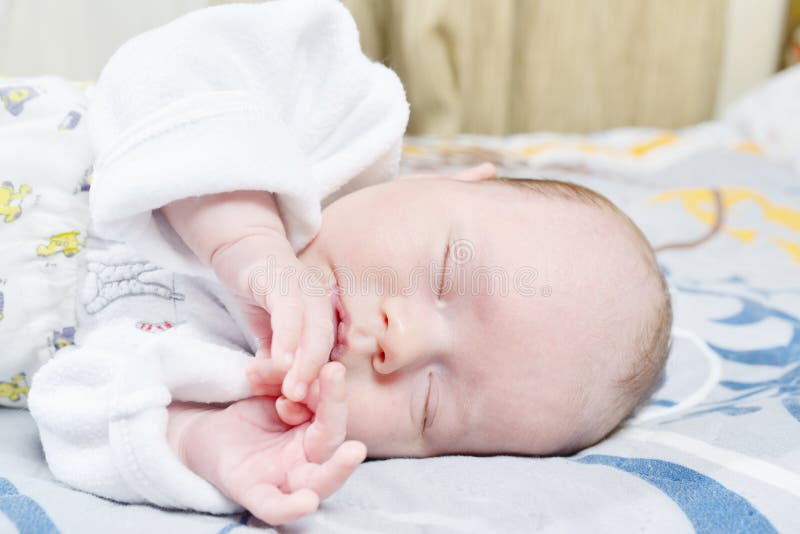 Bebé Recién Nacido En Pijamas Dormir De De Los Calcetines Imagen de archivo Imagen de inocencia, persona: 57770581