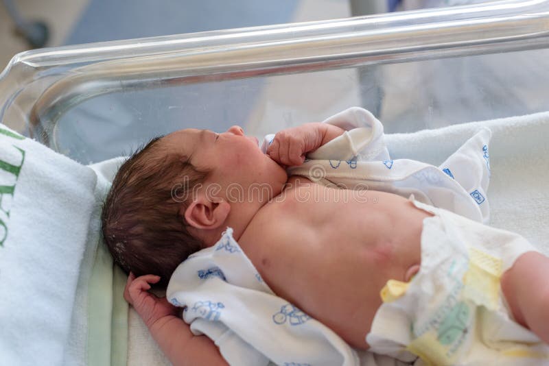 Bebé Recién Nacido En Una Cuna De Hospital Con Una Manta Para Bebés Foto de  archivo - Imagen de infante, inocencia: 167367720