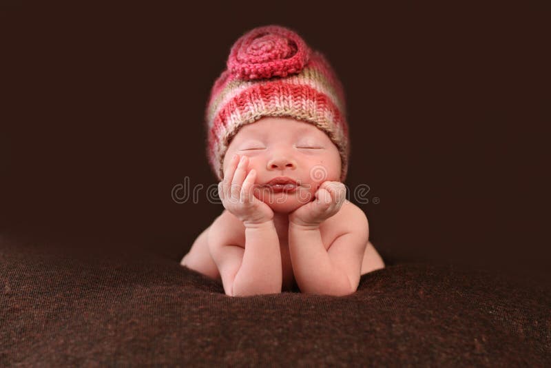 Bebé Recién Nacido En Una Cuna De Hospital Con Una Manta Para Bebés Foto de  archivo - Imagen de cuerda, vida: 167369068