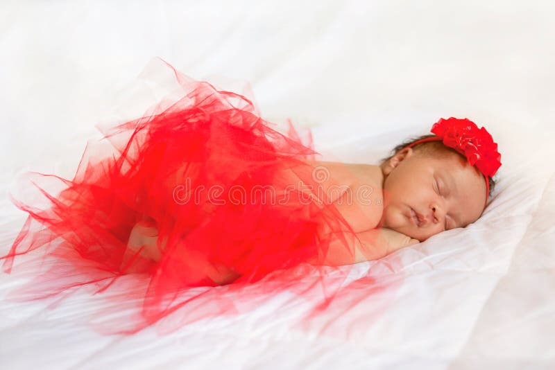 Bebé Nacido Negro Que Lleva La Falda Roja Del Tutú Imagen de archivo - Imagen de primer, muchacho: 65901899