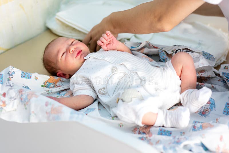 forma Ru ansiedad Bebé Recién Nacido Niños Pequeños En El Hospital De Medicina Atención  Médica Pediatra De Doctorado Niño Pequeño, Bebé En Clínica Imagen de  archivo - Imagen de lecho, primer: 144172159