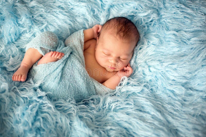 Bebé Recién Nacido Sonriente Feliz En El Abrigo, Durmiendo Feliz En Piel Acogedora Imagen archivo - Imagen de infante, cabrito: 100628865