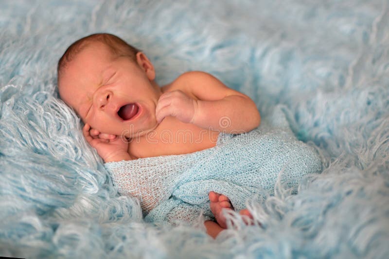 Bebé Recién Nacido Sonriente Feliz En Abrigo, Durmiendo Feliz En Acogedora de archivo - Imagen de persona, piel: 104526329