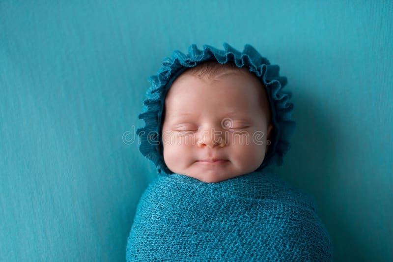 Sonriente Niña Bebé Recién Nacido En Un Disfraz De Sirena Foto de stock y  más banco de imágenes de Recién nacido - 0-1 mes - iStock