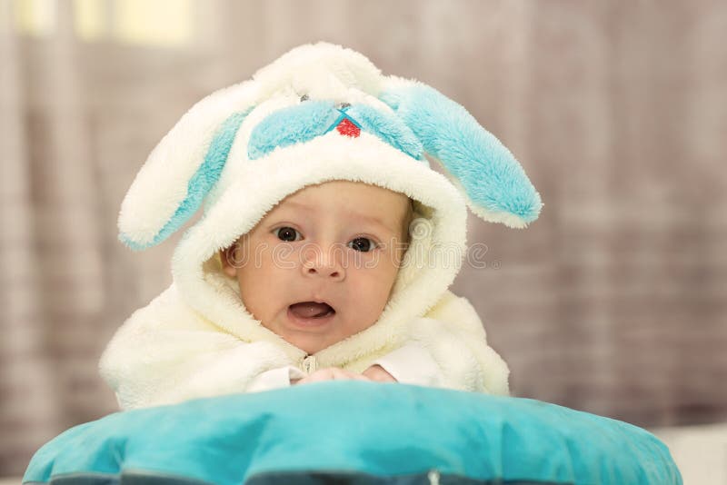 Bebé Recién Nacido Vestido En Traje Del Conejo Imagen de archivo - Imagen de manera, ropa: