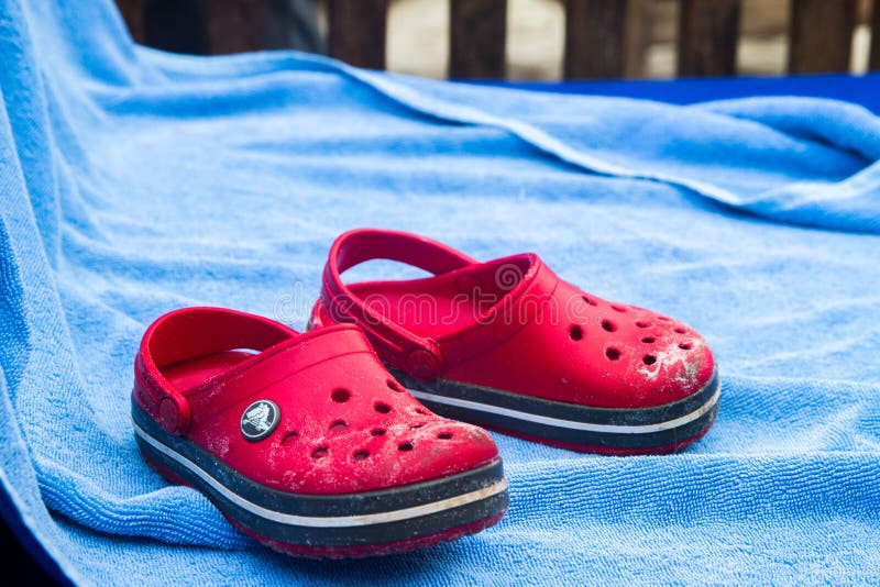 Bebé Rojo Crocs En La Ciudad Azul - Tema De Las Vacaciones Imagen editorial  - Imagen de exterior, caucho: 113985835