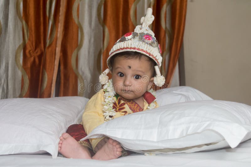 Bebé Sonriendo Y Sentado En La Con Un Traje Tradicional De Boda Bengalí. Retrato Lindo Dulce De Bebé Pequeño Pequeño Pequeño. Foto de archivo - Imagen de navidad, etnias: 225985346