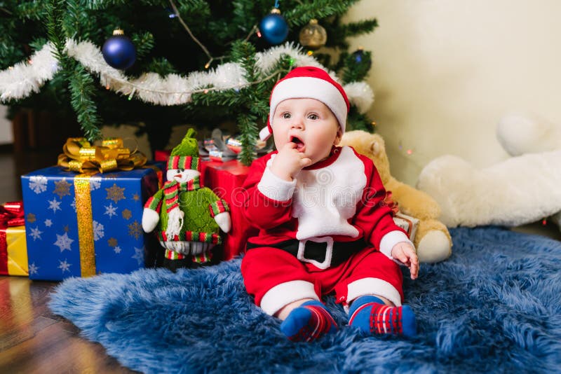 895 Bebé Vestido En Santa Claus Fotos de stock - Fotos libres de regalías  de Dreamstime