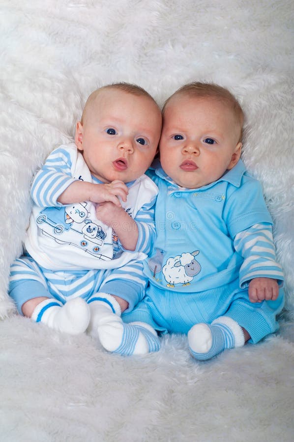 Bebes Lindos Que Ponen En La Manta Imagen De Archivo Imagen De Cara Vida