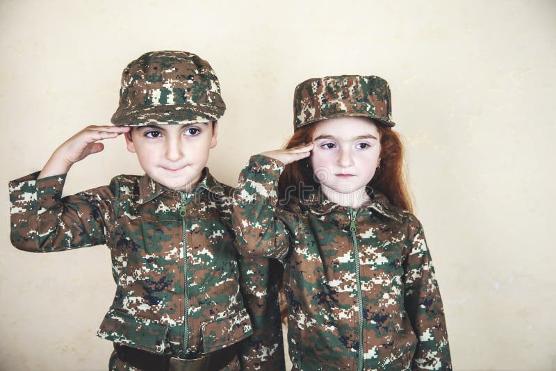 Bebés Vestidos De Militares Foto de archivo - Imagen de militar, lindo:  166772896