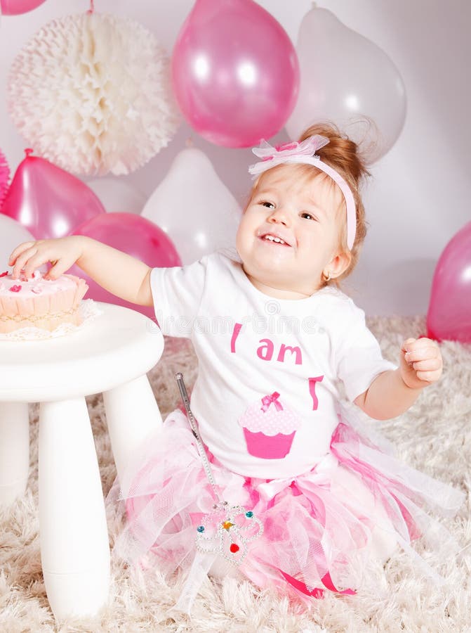 Bonito Brilhante Bolo Princesa Rosa Sobre A Mesa - Fotografias de stock e  mais imagens de Adolescente - Adolescente, Adulto, Aniversário - iStock